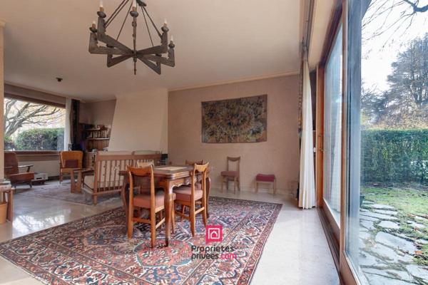 Ensemble immobilier 383.45 m2 : Maison et 2 apts + jardin et hangar