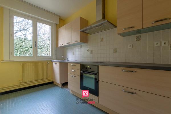 Ensemble immobilier 383.45 m2 : Maison et 2 apts + jardin et hangar