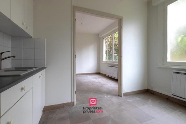 Ensemble immobilier 383.45 m2 : Maison et 2 apts + jardin et hangar