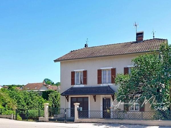 Une maison de caractère aux portes de toutes les commodités et ses multiples dépendances
