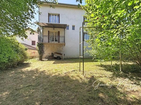 Une maison de caractère aux portes de toutes les commodités et ses multiples dépendances