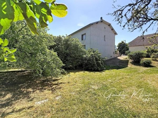 Une maison de caractère aux portes de toutes les commodités et ses multiples dépendances