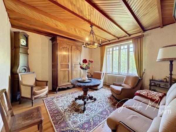 Une maison de caractère aux portes de toutes les commodités et ses multiples dépendances