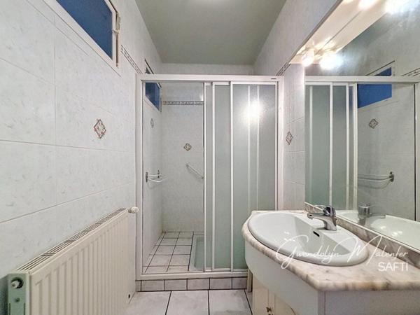 Une maison de caractère aux portes de toutes les commodités et ses multiples dépendances