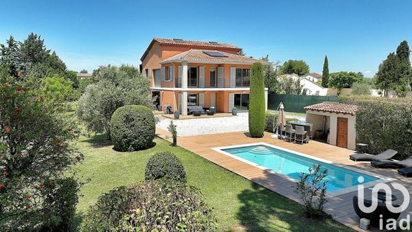 Maison 8 pièces de 243 m² à Entraigues-sur-la-Sorgue (84320)