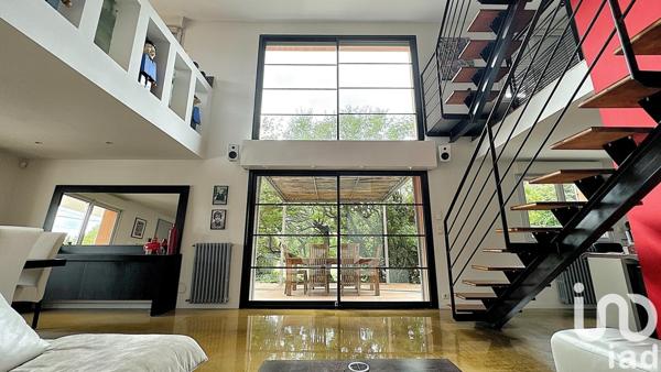 Maison 8 pièces de 243 m² à Entraigues-sur-la-Sorgue (84320)