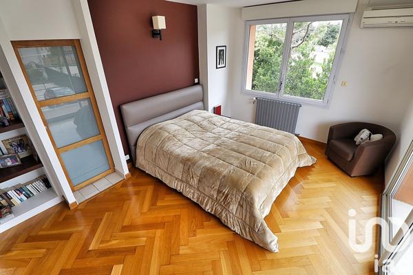 Maison 8 pièces de 243 m² à Entraigues-sur-la-Sorgue (84320)