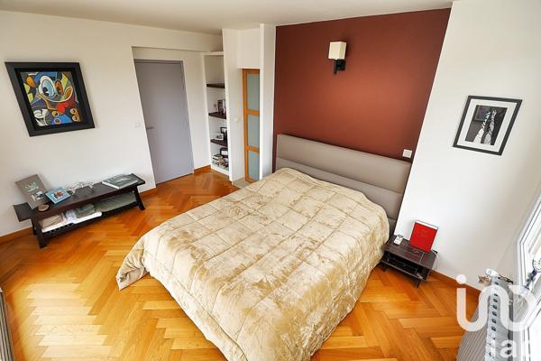 Maison 8 pièces de 243 m² à Entraigues-sur-la-Sorgue (84320)