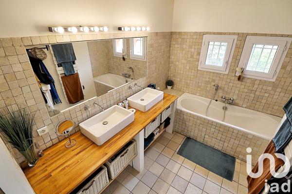 Maison 8 pièces de 243 m² à Entraigues-sur-la-Sorgue (84320)