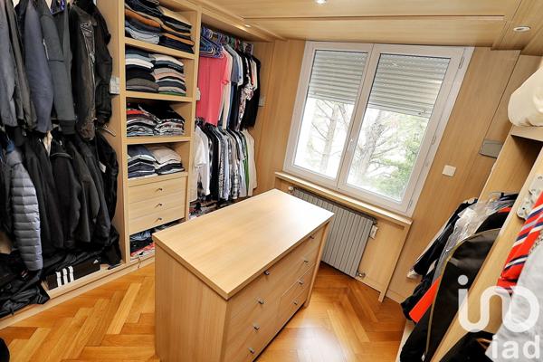 Maison 8 pièces de 243 m² à Entraigues-sur-la-Sorgue (84320)