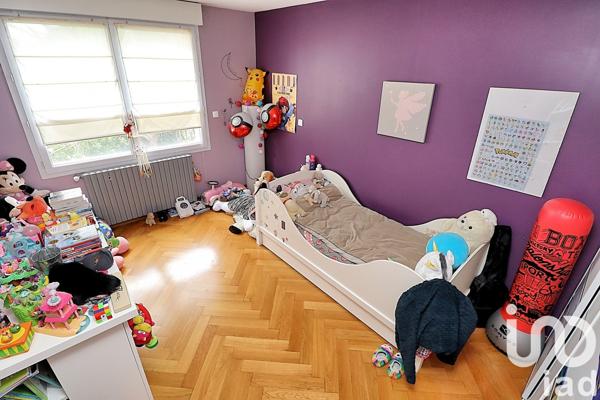 Maison 8 pièces de 243 m² à Entraigues-sur-la-Sorgue (84320)