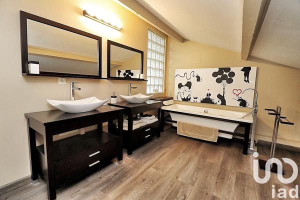 Maison 8 pièces de 243 m² à Entraigues-sur-la-Sorgue (84320)