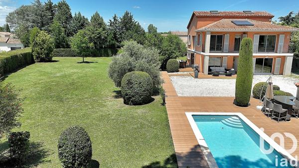 Maison 8 pièces de 243 m² à Entraigues-sur-la-Sorgue (84320)