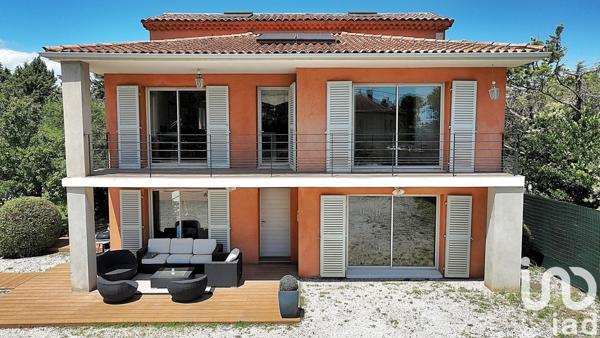 Maison 8 pièces de 243 m² à Entraigues-sur-la-Sorgue (84320)