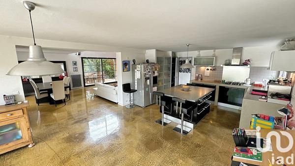 Maison 8 pièces de 243 m² à Entraigues-sur-la-Sorgue (84320)
