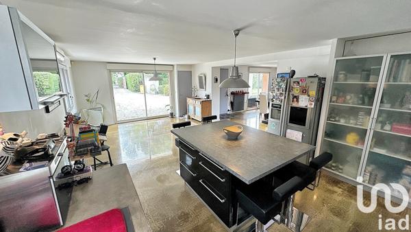 Maison 8 pièces de 243 m² à Entraigues-sur-la-Sorgue (84320)