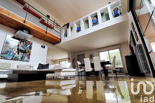 Maison 8 pièces de 243 m² à Entraigues-sur-la-Sorgue (84320)