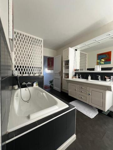 Maison à CHERBOURG-EN-COTENTIN, 50100 - 11 pièces 140m²