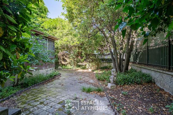 Maison d’artiste à réhabiliter, chargée d’histoire avec jardin et ateliers