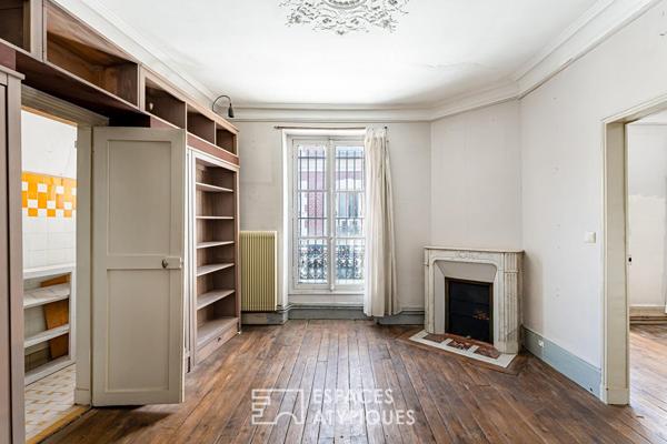 Maison d’artiste à réhabiliter, chargée d’histoire avec jardin et ateliers