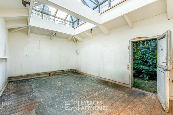 Maison d’artiste à réhabiliter, chargée d’histoire avec jardin et ateliers