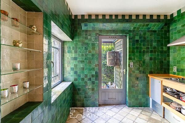 Maison d’artiste à réhabiliter, chargée d’histoire avec jardin et ateliers