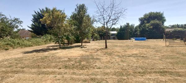Terrain à bâtir entièrement plat de plus de 800 m2 avec une façade de 24 m