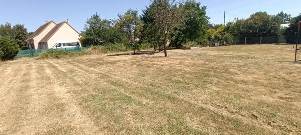 Terrain à bâtir entièrement plat de plus de 800 m2 avec une façade de 24 m