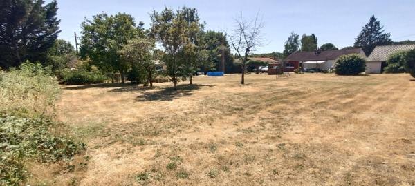 Terrain à bâtir entièrement plat de plus de 800 m2 avec une façade de 24 m