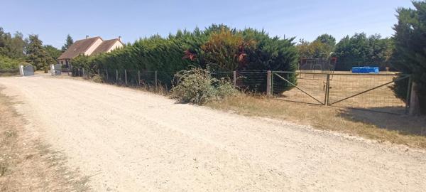 Terrain à bâtir entièrement plat de plus de 800 m2 avec une façade de 24 m
