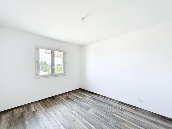 Maison neuve de plain-pied à Belmont – Le confort moderne à portée de main !