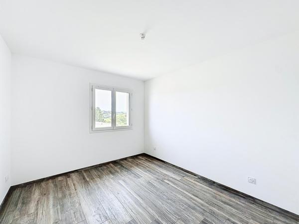 Maison neuve de plain-pied à Belmont – Le confort moderne à portée de main !