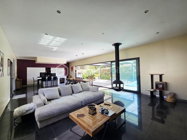 Valenti Victor vous propose - Cette superbe maison 4 faces construite en 2012 et répondant à la règlementation thermique de la même année. Elle se compose comme suit : 

- Au rez-de-chaussée : Une entrée desservant sur un vaste séjour climatisé. Une grande baie vitrée offrant une luminosité certaine donne accès à l'extérieur depuis la pièce de vie. Une cuisine moderne ouverte entièrement équipée et aménagée proposant de nombreux rangements. Deux belles chambres avec placards, une salle de bains avec baignoire et douche, une buanderie et un wc séparé complète le bas
- A l'étage : Nous trouvons deux chambres avec placards ainsi qu'une salle d'eau entre les deux pièces de nuit et un wc séparé
- Côté extérieur : Un jardin arboré et bien entretenu vous permettra de profiter des beaux jours notamment grâce à sa piscine et sa terrasse en bois. 
- Stationnement : Garage + sur la parcelle

- Prestations : Climatisation,géothermie, poêle focus, panneaux solaires, volets roulants et menuiseries aluminium, borne de recharge voiture électrique, pergola bioclimatique, piscine 8x4 avec pompe à chaleur, filtration aux billes de verre et régulateur d'énergie, cuisiné d'été, douche et wc

Ce bien saura vous séduire grâce à ses prestations de qualité, son environnement calme et son emplacement idéal dans un quartier résidentiel

Une visite s'impose