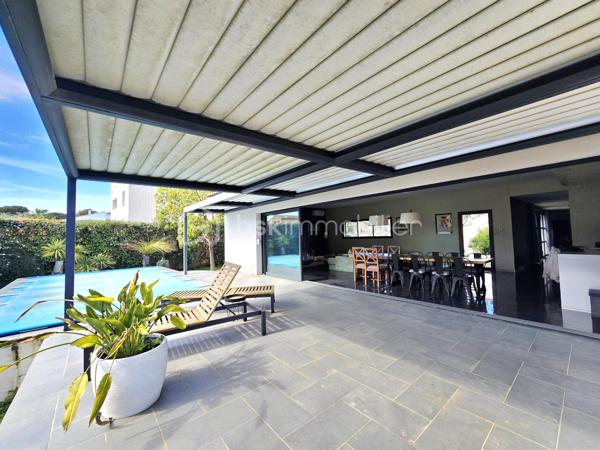 Valenti Victor vous propose - Cette superbe maison 4 faces construite en 2012 et répondant à la règlementation thermique de la même année. Elle se compose comme suit : 

- Au rez-de-chaussée : Une entrée desservant sur un vaste séjour climatisé. Une grande baie vitrée offrant une luminosité certaine donne accès à l'extérieur depuis la pièce de vie. Une cuisine moderne ouverte entièrement équipée et aménagée proposant de nombreux rangements. Deux belles chambres avec placards, une salle de bains avec baignoire et douche, une buanderie et un wc séparé complète le bas
- A l'étage : Nous trouvons deux chambres avec placards ainsi qu'une salle d'eau entre les deux pièces de nuit et un wc séparé
- Côté extérieur : Un jardin arboré et bien entretenu vous permettra de profiter des beaux jours notamment grâce à sa piscine et sa terrasse en bois. 
- Stationnement : Garage + sur la parcelle

- Prestations : Climatisation,géothermie, poêle focus, panneaux solaires, volets roulants et menuiseries aluminium, borne de recharge voiture électrique, pergola bioclimatique, piscine 8x4 avec pompe à chaleur, filtration aux billes de verre et régulateur d'énergie, cuisiné d'été, douche et wc

Ce bien saura vous séduire grâce à ses prestations de qualité, son environnement calme et son emplacement idéal dans un quartier résidentiel

Une visite s'impose