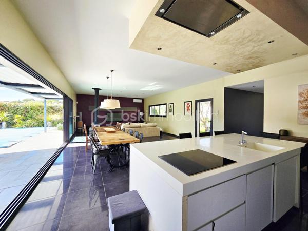 Valenti Victor vous propose - Cette superbe maison 4 faces construite en 2012 et répondant à la règlementation thermique de la même année. Elle se compose comme suit : 

- Au rez-de-chaussée : Une entrée desservant sur un vaste séjour climatisé. Une grande baie vitrée offrant une luminosité certaine donne accès à l'extérieur depuis la pièce de vie. Une cuisine moderne ouverte entièrement équipée et aménagée proposant de nombreux rangements. Deux belles chambres avec placards, une salle de bains avec baignoire et douche, une buanderie et un wc séparé complète le bas
- A l'étage : Nous trouvons deux chambres avec placards ainsi qu'une salle d'eau entre les deux pièces de nuit et un wc séparé
- Côté extérieur : Un jardin arboré et bien entretenu vous permettra de profiter des beaux jours notamment grâce à sa piscine et sa terrasse en bois. 
- Stationnement : Garage + sur la parcelle

- Prestations : Climatisation,géothermie, poêle focus, panneaux solaires, volets roulants et menuiseries aluminium, borne de recharge voiture électrique, pergola bioclimatique, piscine 8x4 avec pompe à chaleur, filtration aux billes de verre et régulateur d'énergie, cuisiné d'été, douche et wc

Ce bien saura vous séduire grâce à ses prestations de qualité, son environnement calme et son emplacement idéal dans un quartier résidentiel

Une visite s'impose