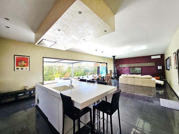 Valenti Victor vous propose - Cette superbe maison 4 faces construite en 2012 et répondant à la règlementation thermique de la même année. Elle se compose comme suit : 

- Au rez-de-chaussée : Une entrée desservant sur un vaste séjour climatisé. Une grande baie vitrée offrant une luminosité certaine donne accès à l'extérieur depuis la pièce de vie. Une cuisine moderne ouverte entièrement équipée et aménagée proposant de nombreux rangements. Deux belles chambres avec placards, une salle de bains avec baignoire et douche, une buanderie et un wc séparé complète le bas
- A l'étage : Nous trouvons deux chambres avec placards ainsi qu'une salle d'eau entre les deux pièces de nuit et un wc séparé
- Côté extérieur : Un jardin arboré et bien entretenu vous permettra de profiter des beaux jours notamment grâce à sa piscine et sa terrasse en bois. 
- Stationnement : Garage + sur la parcelle

- Prestations : Climatisation,géothermie, poêle focus, panneaux solaires, volets roulants et menuiseries aluminium, borne de recharge voiture électrique, pergola bioclimatique, piscine 8x4 avec pompe à chaleur, filtration aux billes de verre et régulateur d'énergie, cuisiné d'été, douche et wc

Ce bien saura vous séduire grâce à ses prestations de qualité, son environnement calme et son emplacement idéal dans un quartier résidentiel

Une visite s'impose