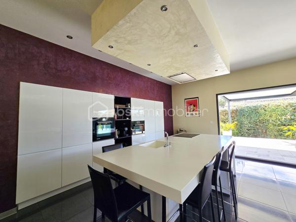 Valenti Victor vous propose - Cette superbe maison 4 faces construite en 2012 et répondant à la règlementation thermique de la même année. Elle se compose comme suit : 

- Au rez-de-chaussée : Une entrée desservant sur un vaste séjour climatisé. Une grande baie vitrée offrant une luminosité certaine donne accès à l'extérieur depuis la pièce de vie. Une cuisine moderne ouverte entièrement équipée et aménagée proposant de nombreux rangements. Deux belles chambres avec placards, une salle de bains avec baignoire et douche, une buanderie et un wc séparé complète le bas
- A l'étage : Nous trouvons deux chambres avec placards ainsi qu'une salle d'eau entre les deux pièces de nuit et un wc séparé
- Côté extérieur : Un jardin arboré et bien entretenu vous permettra de profiter des beaux jours notamment grâce à sa piscine et sa terrasse en bois. 
- Stationnement : Garage + sur la parcelle

- Prestations : Climatisation,géothermie, poêle focus, panneaux solaires, volets roulants et menuiseries aluminium, borne de recharge voiture électrique, pergola bioclimatique, piscine 8x4 avec pompe à chaleur, filtration aux billes de verre et régulateur d'énergie, cuisiné d'été, douche et wc

Ce bien saura vous séduire grâce à ses prestations de qualité, son environnement calme et son emplacement idéal dans un quartier résidentiel

Une visite s'impose