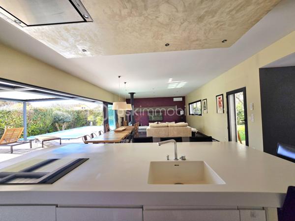 Valenti Victor vous propose - Cette superbe maison 4 faces construite en 2012 et répondant à la règlementation thermique de la même année. Elle se compose comme suit : 

- Au rez-de-chaussée : Une entrée desservant sur un vaste séjour climatisé. Une grande baie vitrée offrant une luminosité certaine donne accès à l'extérieur depuis la pièce de vie. Une cuisine moderne ouverte entièrement équipée et aménagée proposant de nombreux rangements. Deux belles chambres avec placards, une salle de bains avec baignoire et douche, une buanderie et un wc séparé complète le bas
- A l'étage : Nous trouvons deux chambres avec placards ainsi qu'une salle d'eau entre les deux pièces de nuit et un wc séparé
- Côté extérieur : Un jardin arboré et bien entretenu vous permettra de profiter des beaux jours notamment grâce à sa piscine et sa terrasse en bois. 
- Stationnement : Garage + sur la parcelle

- Prestations : Climatisation,géothermie, poêle focus, panneaux solaires, volets roulants et menuiseries aluminium, borne de recharge voiture électrique, pergola bioclimatique, piscine 8x4 avec pompe à chaleur, filtration aux billes de verre et régulateur d'énergie, cuisiné d'été, douche et wc

Ce bien saura vous séduire grâce à ses prestations de qualité, son environnement calme et son emplacement idéal dans un quartier résidentiel

Une visite s'impose