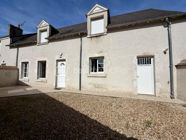 MEUNG-SUR-LOIRE – HYPER-CENTRE – MAISON DE VILLE 90 m² – 3 CHAMBRES
À Meung-sur-Loire, en plein cœur du centre-ville, à deux pas des commerces, de la gare SNCF et de l'accès A10 : un emplacement idéal !
Découvrez cette maison de ville de 90 m² habitables située sur une parcelle de 129 m². Idéalement placée en plein centre, elle vous permet de tout faire à pied tout en bénéficiant de la proximité immédiate des transports et des commodités. Un bien à potentiel avec un rafraîchissement à prévoir pour la mettre à votre goût !
Au rez-de-chaussée :
Vous trouverez une entrée, un agréable salon de 35 m², une cuisine séparée de 10 m², un cellier de 5 m² pratique pour le stockage ainsi qu'un WC indépendant.
À l'étage :
L'espace nuit se compose de trois chambres spacieuses, d'une salle de bains de 5 m² équipée d'une douche à l'italienne, d'une baignoire et d'un WC. Côté rangement, vous bénéficierez également d'un espace dressing dédié.
Annexes & Équipements : Local / Dépendance : un local individuel de 7 m² situé à proximité immédiate de la maison, idéal pour ranger vélos, moto ou matériel.
Confort : chauffage central avec chaudière au gaz de ville, double vitrage sur l'ensemble du logement.
Assainissement : raccordé au tout-à-l'égout.
Une maison fonctionnelle et idéalement située au centre de Meung-sur-Loire, parfaite pour un premier achat ou un projet d'investissement !
Visites possibles 7j/7 — Contactez-moi par SMS ou téléphone pour plus d'informations ou pour organiser une visite.