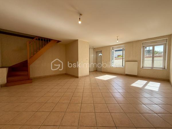 MEUNG-SUR-LOIRE – HYPER-CENTRE – MAISON DE VILLE 90 m² – 3 CHAMBRES
À Meung-sur-Loire, en plein cœur du centre-ville, à deux pas des commerces, de la gare SNCF et de l'accès A10 : un emplacement idéal !
Découvrez cette maison de ville de 90 m² habitables située sur une parcelle de 129 m². Idéalement placée en plein centre, elle vous permet de tout faire à pied tout en bénéficiant de la proximité immédiate des transports et des commodités. Un bien à potentiel avec un rafraîchissement à prévoir pour la mettre à votre goût !
Au rez-de-chaussée :
Vous trouverez une entrée, un agréable salon de 35 m², une cuisine séparée de 10 m², un cellier de 5 m² pratique pour le stockage ainsi qu'un WC indépendant.
À l'étage :
L'espace nuit se compose de trois chambres spacieuses, d'une salle de bains de 5 m² équipée d'une douche à l'italienne, d'une baignoire et d'un WC. Côté rangement, vous bénéficierez également d'un espace dressing dédié.
Annexes & Équipements : Local / Dépendance : un local individuel de 7 m² situé à proximité immédiate de la maison, idéal pour ranger vélos, moto ou matériel.
Confort : chauffage central avec chaudière au gaz de ville, double vitrage sur l'ensemble du logement.
Assainissement : raccordé au tout-à-l'égout.
Une maison fonctionnelle et idéalement située au centre de Meung-sur-Loire, parfaite pour un premier achat ou un projet d'investissement !
Visites possibles 7j/7 — Contactez-moi par SMS ou téléphone pour plus d'informations ou pour organiser une visite.