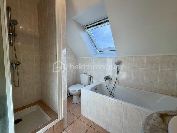 MEUNG-SUR-LOIRE – HYPER-CENTRE – MAISON DE VILLE 90 m² – 3 CHAMBRES
À Meung-sur-Loire, en plein cœur du centre-ville, à deux pas des commerces, de la gare SNCF et de l'accès A10 : un emplacement idéal !
Découvrez cette maison de ville de 90 m² habitables située sur une parcelle de 129 m². Idéalement placée en plein centre, elle vous permet de tout faire à pied tout en bénéficiant de la proximité immédiate des transports et des commodités. Un bien à potentiel avec un rafraîchissement à prévoir pour la mettre à votre goût !
Au rez-de-chaussée :
Vous trouverez une entrée, un agréable salon de 35 m², une cuisine séparée de 10 m², un cellier de 5 m² pratique pour le stockage ainsi qu'un WC indépendant.
À l'étage :
L'espace nuit se compose de trois chambres spacieuses, d'une salle de bains de 5 m² équipée d'une douche à l'italienne, d'une baignoire et d'un WC. Côté rangement, vous bénéficierez également d'un espace dressing dédié.
Annexes & Équipements : Local / Dépendance : un local individuel de 7 m² situé à proximité immédiate de la maison, idéal pour ranger vélos, moto ou matériel.
Confort : chauffage central avec chaudière au gaz de ville, double vitrage sur l'ensemble du logement.
Assainissement : raccordé au tout-à-l'égout.
Une maison fonctionnelle et idéalement située au centre de Meung-sur-Loire, parfaite pour un premier achat ou un projet d'investissement !
Visites possibles 7j/7 — Contactez-moi par SMS ou téléphone pour plus d'informations ou pour organiser une visite.