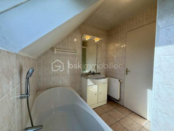 MEUNG-SUR-LOIRE – HYPER-CENTRE – MAISON DE VILLE 90 m² – 3 CHAMBRES
À Meung-sur-Loire, en plein cœur du centre-ville, à deux pas des commerces, de la gare SNCF et de l'accès A10 : un emplacement idéal !
Découvrez cette maison de ville de 90 m² habitables située sur une parcelle de 129 m². Idéalement placée en plein centre, elle vous permet de tout faire à pied tout en bénéficiant de la proximité immédiate des transports et des commodités. Un bien à potentiel avec un rafraîchissement à prévoir pour la mettre à votre goût !
Au rez-de-chaussée :
Vous trouverez une entrée, un agréable salon de 35 m², une cuisine séparée de 10 m², un cellier de 5 m² pratique pour le stockage ainsi qu'un WC indépendant.
À l'étage :
L'espace nuit se compose de trois chambres spacieuses, d'une salle de bains de 5 m² équipée d'une douche à l'italienne, d'une baignoire et d'un WC. Côté rangement, vous bénéficierez également d'un espace dressing dédié.
Annexes & Équipements : Local / Dépendance : un local individuel de 7 m² situé à proximité immédiate de la maison, idéal pour ranger vélos, moto ou matériel.
Confort : chauffage central avec chaudière au gaz de ville, double vitrage sur l'ensemble du logement.
Assainissement : raccordé au tout-à-l'égout.
Une maison fonctionnelle et idéalement située au centre de Meung-sur-Loire, parfaite pour un premier achat ou un projet d'investissement !
Visites possibles 7j/7 — Contactez-moi par SMS ou téléphone pour plus d'informations ou pour organiser une visite.