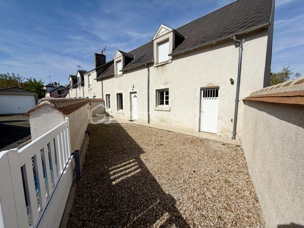 MEUNG-SUR-LOIRE – HYPER-CENTRE – MAISON DE VILLE 90 m² – 3 CHAMBRES
À Meung-sur-Loire, en plein cœur du centre-ville, à deux pas des commerces, de la gare SNCF et de l'accès A10 : un emplacement idéal !
Découvrez cette maison de ville de 90 m² habitables située sur une parcelle de 129 m². Idéalement placée en plein centre, elle vous permet de tout faire à pied tout en bénéficiant de la proximité immédiate des transports et des commodités. Un bien à potentiel avec un rafraîchissement à prévoir pour la mettre à votre goût !
Au rez-de-chaussée :
Vous trouverez une entrée, un agréable salon de 35 m², une cuisine séparée de 10 m², un cellier de 5 m² pratique pour le stockage ainsi qu'un WC indépendant.
À l'étage :
L'espace nuit se compose de trois chambres spacieuses, d'une salle de bains de 5 m² équipée d'une douche à l'italienne, d'une baignoire et d'un WC. Côté rangement, vous bénéficierez également d'un espace dressing dédié.
Annexes & Équipements : Local / Dépendance : un local individuel de 7 m² situé à proximité immédiate de la maison, idéal pour ranger vélos, moto ou matériel.
Confort : chauffage central avec chaudière au gaz de ville, double vitrage sur l'ensemble du logement.
Assainissement : raccordé au tout-à-l'égout.
Une maison fonctionnelle et idéalement située au centre de Meung-sur-Loire, parfaite pour un premier achat ou un projet d'investissement !
Visites possibles 7j/7 — Contactez-moi par SMS ou téléphone pour plus d'informations ou pour organiser une visite.