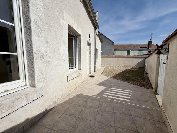 MEUNG-SUR-LOIRE – HYPER-CENTRE – MAISON DE VILLE 90 m² – 3 CHAMBRES
À Meung-sur-Loire, en plein cœur du centre-ville, à deux pas des commerces, de la gare SNCF et de l'accès A10 : un emplacement idéal !
Découvrez cette maison de ville de 90 m² habitables située sur une parcelle de 129 m². Idéalement placée en plein centre, elle vous permet de tout faire à pied tout en bénéficiant de la proximité immédiate des transports et des commodités. Un bien à potentiel avec un rafraîchissement à prévoir pour la mettre à votre goût !
Au rez-de-chaussée :
Vous trouverez une entrée, un agréable salon de 35 m², une cuisine séparée de 10 m², un cellier de 5 m² pratique pour le stockage ainsi qu'un WC indépendant.
À l'étage :
L'espace nuit se compose de trois chambres spacieuses, d'une salle de bains de 5 m² équipée d'une douche à l'italienne, d'une baignoire et d'un WC. Côté rangement, vous bénéficierez également d'un espace dressing dédié.
Annexes & Équipements : Local / Dépendance : un local individuel de 7 m² situé à proximité immédiate de la maison, idéal pour ranger vélos, moto ou matériel.
Confort : chauffage central avec chaudière au gaz de ville, double vitrage sur l'ensemble du logement.
Assainissement : raccordé au tout-à-l'égout.
Une maison fonctionnelle et idéalement située au centre de Meung-sur-Loire, parfaite pour un premier achat ou un projet d'investissement !
Visites possibles 7j/7 — Contactez-moi par SMS ou téléphone pour plus d'informations ou pour organiser une visite.