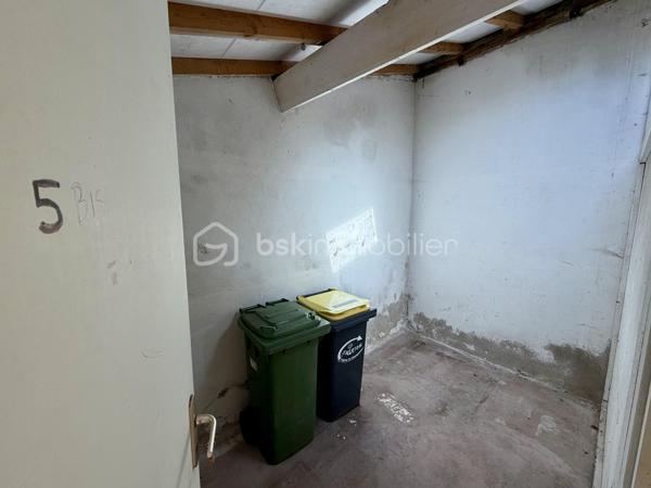 MEUNG-SUR-LOIRE – HYPER-CENTRE – MAISON DE VILLE 90 m² – 3 CHAMBRES
À Meung-sur-Loire, en plein cœur du centre-ville, à deux pas des commerces, de la gare SNCF et de l'accès A10 : un emplacement idéal !
Découvrez cette maison de ville de 90 m² habitables située sur une parcelle de 129 m². Idéalement placée en plein centre, elle vous permet de tout faire à pied tout en bénéficiant de la proximité immédiate des transports et des commodités. Un bien à potentiel avec un rafraîchissement à prévoir pour la mettre à votre goût !
Au rez-de-chaussée :
Vous trouverez une entrée, un agréable salon de 35 m², une cuisine séparée de 10 m², un cellier de 5 m² pratique pour le stockage ainsi qu'un WC indépendant.
À l'étage :
L'espace nuit se compose de trois chambres spacieuses, d'une salle de bains de 5 m² équipée d'une douche à l'italienne, d'une baignoire et d'un WC. Côté rangement, vous bénéficierez également d'un espace dressing dédié.
Annexes & Équipements : Local / Dépendance : un local individuel de 7 m² situé à proximité immédiate de la maison, idéal pour ranger vélos, moto ou matériel.
Confort : chauffage central avec chaudière au gaz de ville, double vitrage sur l'ensemble du logement.
Assainissement : raccordé au tout-à-l'égout.
Une maison fonctionnelle et idéalement située au centre de Meung-sur-Loire, parfaite pour un premier achat ou un projet d'investissement !
Visites possibles 7j/7 — Contactez-moi par SMS ou téléphone pour plus d'informations ou pour organiser une visite.