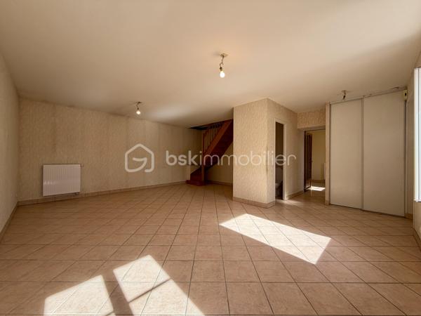 MEUNG-SUR-LOIRE – HYPER-CENTRE – MAISON DE VILLE 90 m² – 3 CHAMBRES
À Meung-sur-Loire, en plein cœur du centre-ville, à deux pas des commerces, de la gare SNCF et de l'accès A10 : un emplacement idéal !
Découvrez cette maison de ville de 90 m² habitables située sur une parcelle de 129 m². Idéalement placée en plein centre, elle vous permet de tout faire à pied tout en bénéficiant de la proximité immédiate des transports et des commodités. Un bien à potentiel avec un rafraîchissement à prévoir pour la mettre à votre goût !
Au rez-de-chaussée :
Vous trouverez une entrée, un agréable salon de 35 m², une cuisine séparée de 10 m², un cellier de 5 m² pratique pour le stockage ainsi qu'un WC indépendant.
À l'étage :
L'espace nuit se compose de trois chambres spacieuses, d'une salle de bains de 5 m² équipée d'une douche à l'italienne, d'une baignoire et d'un WC. Côté rangement, vous bénéficierez également d'un espace dressing dédié.
Annexes & Équipements : Local / Dépendance : un local individuel de 7 m² situé à proximité immédiate de la maison, idéal pour ranger vélos, moto ou matériel.
Confort : chauffage central avec chaudière au gaz de ville, double vitrage sur l'ensemble du logement.
Assainissement : raccordé au tout-à-l'égout.
Une maison fonctionnelle et idéalement située au centre de Meung-sur-Loire, parfaite pour un premier achat ou un projet d'investissement !
Visites possibles 7j/7 — Contactez-moi par SMS ou téléphone pour plus d'informations ou pour organiser une visite.