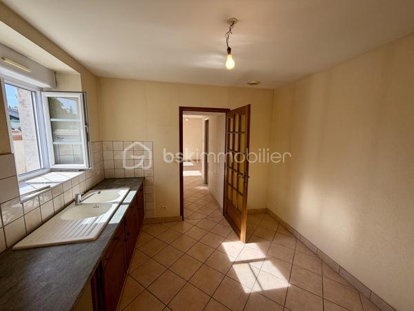 MEUNG-SUR-LOIRE – HYPER-CENTRE – MAISON DE VILLE 90 m² – 3 CHAMBRES
À Meung-sur-Loire, en plein cœur du centre-ville, à deux pas des commerces, de la gare SNCF et de l'accès A10 : un emplacement idéal !
Découvrez cette maison de ville de 90 m² habitables située sur une parcelle de 129 m². Idéalement placée en plein centre, elle vous permet de tout faire à pied tout en bénéficiant de la proximité immédiate des transports et des commodités. Un bien à potentiel avec un rafraîchissement à prévoir pour la mettre à votre goût !
Au rez-de-chaussée :
Vous trouverez une entrée, un agréable salon de 35 m², une cuisine séparée de 10 m², un cellier de 5 m² pratique pour le stockage ainsi qu'un WC indépendant.
À l'étage :
L'espace nuit se compose de trois chambres spacieuses, d'une salle de bains de 5 m² équipée d'une douche à l'italienne, d'une baignoire et d'un WC. Côté rangement, vous bénéficierez également d'un espace dressing dédié.
Annexes & Équipements : Local / Dépendance : un local individuel de 7 m² situé à proximité immédiate de la maison, idéal pour ranger vélos, moto ou matériel.
Confort : chauffage central avec chaudière au gaz de ville, double vitrage sur l'ensemble du logement.
Assainissement : raccordé au tout-à-l'égout.
Une maison fonctionnelle et idéalement située au centre de Meung-sur-Loire, parfaite pour un premier achat ou un projet d'investissement !
Visites possibles 7j/7 — Contactez-moi par SMS ou téléphone pour plus d'informations ou pour organiser une visite.