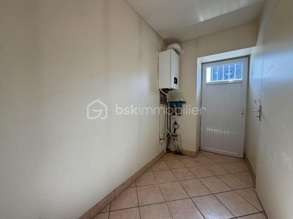 MEUNG-SUR-LOIRE – HYPER-CENTRE – MAISON DE VILLE 90 m² – 3 CHAMBRES
À Meung-sur-Loire, en plein cœur du centre-ville, à deux pas des commerces, de la gare SNCF et de l'accès A10 : un emplacement idéal !
Découvrez cette maison de ville de 90 m² habitables située sur une parcelle de 129 m². Idéalement placée en plein centre, elle vous permet de tout faire à pied tout en bénéficiant de la proximité immédiate des transports et des commodités. Un bien à potentiel avec un rafraîchissement à prévoir pour la mettre à votre goût !
Au rez-de-chaussée :
Vous trouverez une entrée, un agréable salon de 35 m², une cuisine séparée de 10 m², un cellier de 5 m² pratique pour le stockage ainsi qu'un WC indépendant.
À l'étage :
L'espace nuit se compose de trois chambres spacieuses, d'une salle de bains de 5 m² équipée d'une douche à l'italienne, d'une baignoire et d'un WC. Côté rangement, vous bénéficierez également d'un espace dressing dédié.
Annexes & Équipements : Local / Dépendance : un local individuel de 7 m² situé à proximité immédiate de la maison, idéal pour ranger vélos, moto ou matériel.
Confort : chauffage central avec chaudière au gaz de ville, double vitrage sur l'ensemble du logement.
Assainissement : raccordé au tout-à-l'égout.
Une maison fonctionnelle et idéalement située au centre de Meung-sur-Loire, parfaite pour un premier achat ou un projet d'investissement !
Visites possibles 7j/7 — Contactez-moi par SMS ou téléphone pour plus d'informations ou pour organiser une visite.