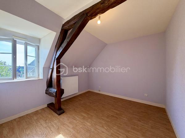 MEUNG-SUR-LOIRE – HYPER-CENTRE – MAISON DE VILLE 90 m² – 3 CHAMBRES
À Meung-sur-Loire, en plein cœur du centre-ville, à deux pas des commerces, de la gare SNCF et de l'accès A10 : un emplacement idéal !
Découvrez cette maison de ville de 90 m² habitables située sur une parcelle de 129 m². Idéalement placée en plein centre, elle vous permet de tout faire à pied tout en bénéficiant de la proximité immédiate des transports et des commodités. Un bien à potentiel avec un rafraîchissement à prévoir pour la mettre à votre goût !
Au rez-de-chaussée :
Vous trouverez une entrée, un agréable salon de 35 m², une cuisine séparée de 10 m², un cellier de 5 m² pratique pour le stockage ainsi qu'un WC indépendant.
À l'étage :
L'espace nuit se compose de trois chambres spacieuses, d'une salle de bains de 5 m² équipée d'une douche à l'italienne, d'une baignoire et d'un WC. Côté rangement, vous bénéficierez également d'un espace dressing dédié.
Annexes & Équipements : Local / Dépendance : un local individuel de 7 m² situé à proximité immédiate de la maison, idéal pour ranger vélos, moto ou matériel.
Confort : chauffage central avec chaudière au gaz de ville, double vitrage sur l'ensemble du logement.
Assainissement : raccordé au tout-à-l'égout.
Une maison fonctionnelle et idéalement située au centre de Meung-sur-Loire, parfaite pour un premier achat ou un projet d'investissement !
Visites possibles 7j/7 — Contactez-moi par SMS ou téléphone pour plus d'informations ou pour organiser une visite.