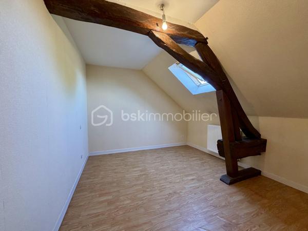 MEUNG-SUR-LOIRE – HYPER-CENTRE – MAISON DE VILLE 90 m² – 3 CHAMBRES
À Meung-sur-Loire, en plein cœur du centre-ville, à deux pas des commerces, de la gare SNCF et de l'accès A10 : un emplacement idéal !
Découvrez cette maison de ville de 90 m² habitables située sur une parcelle de 129 m². Idéalement placée en plein centre, elle vous permet de tout faire à pied tout en bénéficiant de la proximité immédiate des transports et des commodités. Un bien à potentiel avec un rafraîchissement à prévoir pour la mettre à votre goût !
Au rez-de-chaussée :
Vous trouverez une entrée, un agréable salon de 35 m², une cuisine séparée de 10 m², un cellier de 5 m² pratique pour le stockage ainsi qu'un WC indépendant.
À l'étage :
L'espace nuit se compose de trois chambres spacieuses, d'une salle de bains de 5 m² équipée d'une douche à l'italienne, d'une baignoire et d'un WC. Côté rangement, vous bénéficierez également d'un espace dressing dédié.
Annexes & Équipements : Local / Dépendance : un local individuel de 7 m² situé à proximité immédiate de la maison, idéal pour ranger vélos, moto ou matériel.
Confort : chauffage central avec chaudière au gaz de ville, double vitrage sur l'ensemble du logement.
Assainissement : raccordé au tout-à-l'égout.
Une maison fonctionnelle et idéalement située au centre de Meung-sur-Loire, parfaite pour un premier achat ou un projet d'investissement !
Visites possibles 7j/7 — Contactez-moi par SMS ou téléphone pour plus d'informations ou pour organiser une visite.